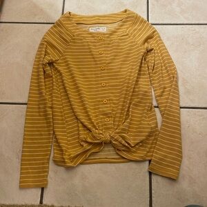 🩷 A&F tie front top in a yellow/mustard color - cute buttons add unique look!!